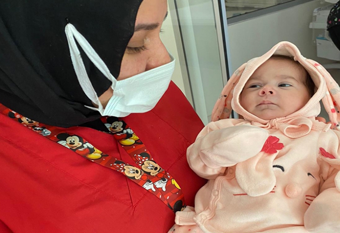 Afgan annenin terk ettiği bebeğe sağlıkçılar sahip çıktı 