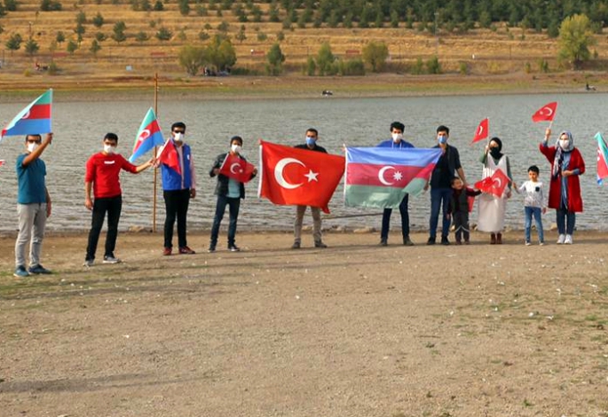 Azerbaycan’a bayraklı destek
