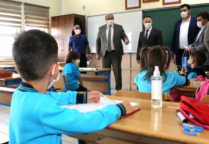 Aziziye’den okullara maske desteği