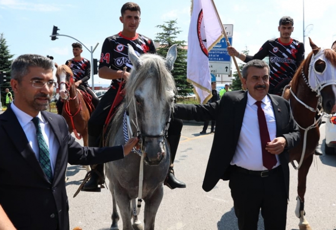 Bakan Tekin memleketi Erzurum'da