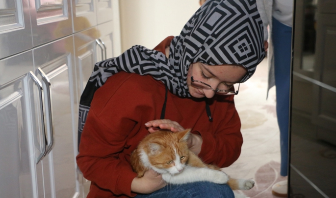 Başkan Orhan’dan Genç kıza Kedi jesti