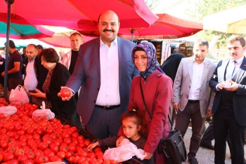 Başkan Orhan pazar esnafını ziyaret etti