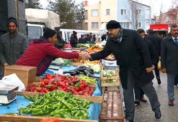 Başkan Orhan semt pazarında