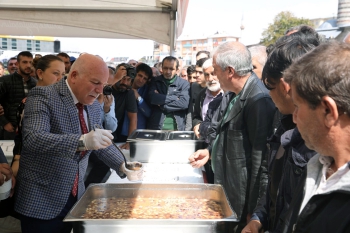 Başkan Sekmen vatandaşlara aşure dağıttı