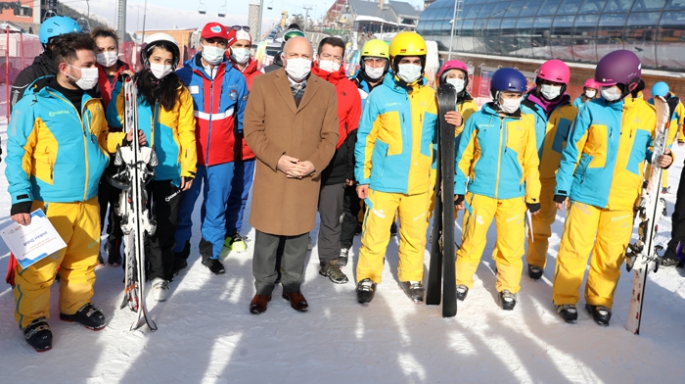 Büyükşehir’den sağlıkçılara kayak eğitimi