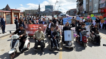 Caddeyi trafiğe kapatıp engelliler için yürüdüler