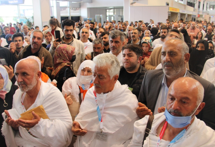Erzurum’da hac kafilesi dualarla uğurlandı 