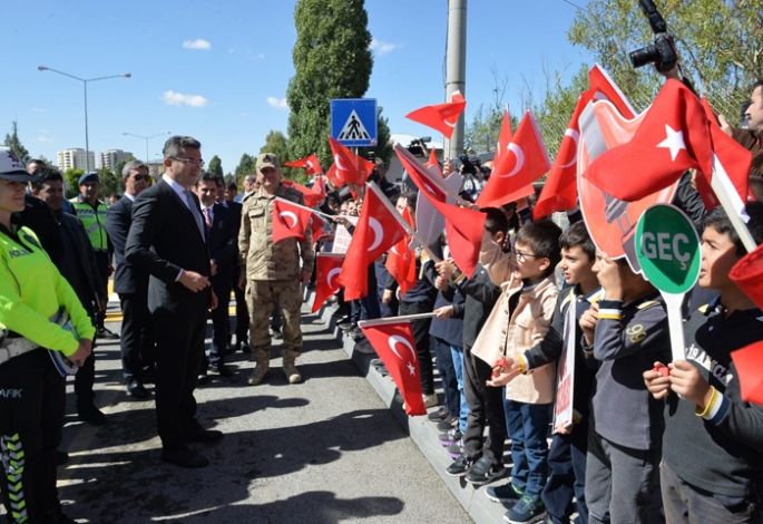 Erzurum'da yaya geçitleri kırmızıya boyandı