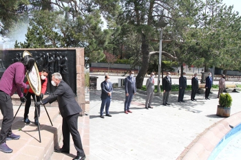 Gençlik Haftası çelenk sunumu ile başladı