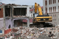 Aziziye Belediyesi Ilıca'da metrük binaları yıkmaya devam ediyor