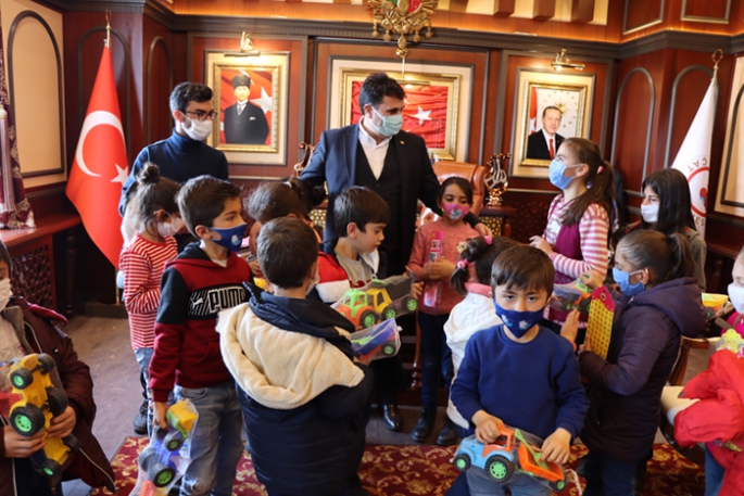 Minik öğrencilerden Başkan Yaşar'a ziyaret.