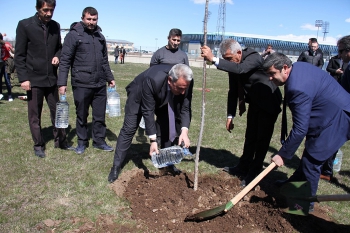 Uçurtma uçurup fidan diktiler