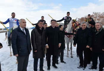 Vali Memiş, atlı kızakla besi tesislerini denetledi  