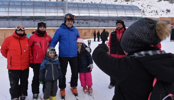 Vali Memiş kayakseverleri Palandöken’e davet etti